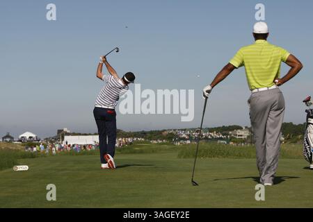 9. August 2012 - Kiawah Island, SC, USA - Keegan Bradley schlägt am 12. Loch ab, während Tiger Woods am Donnerstag, den 9. August 2012, während der ersten Runde der PGA Championship auf dem Ocean Course auf Kiawah Island, South Carolina, zusieht. (Kreditbild: © Gerry Melendez/The State/MCT/ZUMAPRESS.com) Stockfoto