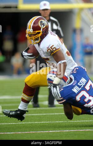 August 2012 - Orchard Park, New York, USA Evan Royster (35) wird im ersten Quartal von Buffalo Bills Defensivverteidiger George Wilson (37) angegriffen. Die Washington Redskins führen die Buffalo Bills 7-3 in der Halbzeit während des ersten Vorsaisonspiels im Ralph Wilson Stadium im Orchard Park, New York. (Bild: © Michael Johnson/ZUMAPRESS.com) Stockfoto