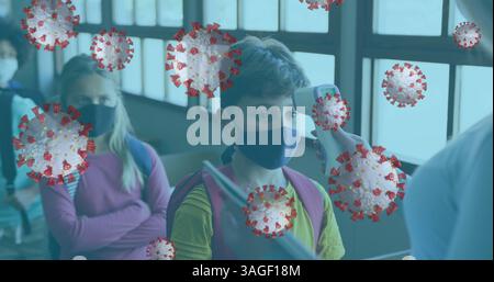Bild von covid-19-Zellen, die über einer Gruppe von Kindern schweben und deren Temperatur kontrolliert wird Stockfoto