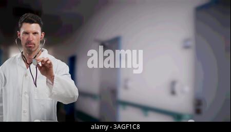 Porträt eines kaukasischen Arztes, der Stethoskop gegen Krankenhaus im Hintergrund hält Stockfoto
