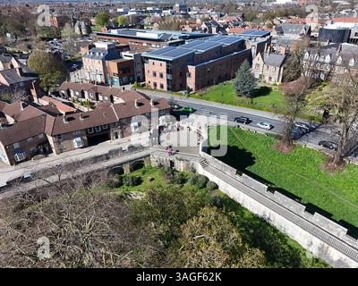 Aus der Vogelperspektive auf das Hauptgebäude des Campus der York St John University. Lord Mayor's Walk, York Stockfoto