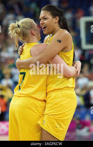 11. August 2012 – London, GBR – Australiens Abby Bishop (7), Linke und Elizabeth Cambage (14) feiern ihren Sieg über Russland im Basketballspiel Bronze Medal in der North Greenwich Arena während der Olympischen Sommerspiele 2012 in London, England, Samstag, 11. August 2012. Australien besiegte 83-74 Russland und gewann die Bronzemedaille. (Bild: © Harry E. Walker/MCT/MCT/ZUMAPRESS.com) Stockfoto
