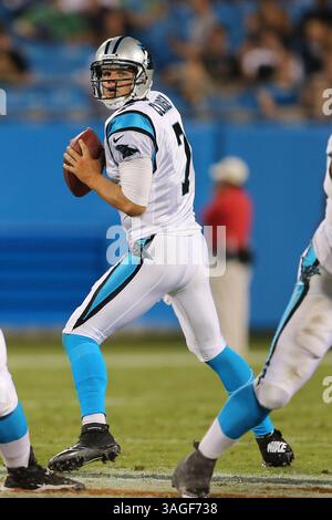 11. August 2012: Carolina Panthers Quarterback Jimmy Clausen (7) sucht einen offenen Mann im Bank of America Stadium in Charlotte, NC. Houston gewinnt 26-13 gegen die Panthers. (Bild: © Jim Dedmon/Cal Sport Media/ZUMAPRESS.com) Stockfoto
