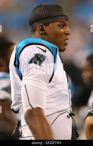 11. August 2012; Carolina Panthers Quarterback Cam Newton (1) an der Seitenlinie im Bank of America Stadium in Charlotte, NC. Houston gewinnt 26-13 gegen die Panthers. (Bild: © Jim Dedmon/Cal Sport Media/ZUMAPRESS.com) Stockfoto