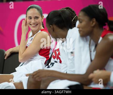 11. August 2012 – London, GBR – die US-amerikanische Sue Bird (6) ist ein Lächeln, als die USA während ihres Basketballspiels Gold Medal in der North Greenwich Arena während der Olympischen Sommerspiele 2012 in London, England am Samstag, den 11. August 2012 einen großen Vorsprung über Frankreich aufbauten. Die USA besiegten Frankreich 86-50 und gewannen die Goldmedaille. (Bild: © Harry E. Walker/MCT/MCT/ZUMAPRESS.com) Stockfoto
