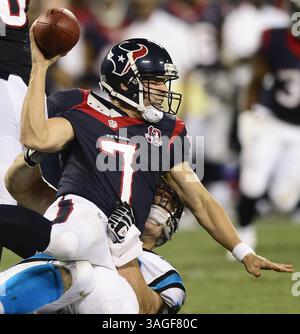 11. August 2012 - Charlotte, NC, USA - Thomas Keiser der Carolina Panthers entführt Houston Texans Quarterback Case Keenum (7) im Bank of America Stadium in Charlotte, North Carolina, am Samstag, den 11. August 2012. Die Texaner besiegten die Panthers mit 26:13. (Bild: © Jeff SINER/Charlotte Observer/MCT/ZUMAPRESS.com) Stockfoto