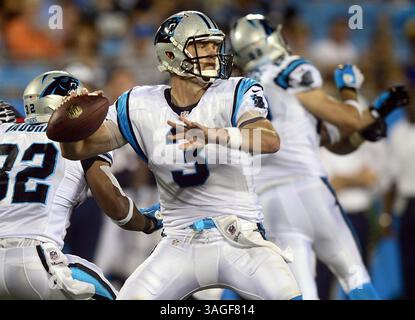 11. August 2012 - Charlotte, NC, USA - Carolina Panthers Quarterback Derek Anderson (3) fällt am Samstag, den 11. August 2012 im Bank of America Stadium in Charlotte, North Carolina, gegen die Houston Texans zurück. Die Texaner besiegten die Panthers mit 26:13. (Bild: © Jeff SINER/Charlotte Observer/MCT/ZUMAPRESS.com) Stockfoto