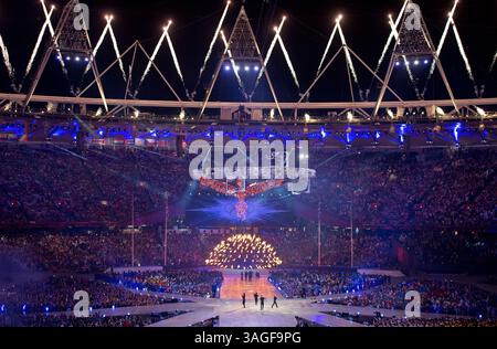12. August 2012 - London, GBR - der Olympische Kessel wurde eröffnet, bevor er während der Abschlusszeremonie im Olympiastadion während der Olympischen Sommerspiele 2012 in London, England, am Sonntag, den 12. August 2012 erlischt. (Bild: © David Eulitt/Kansas City Star/MCT/ZUMAPRESS.com) Stockfoto
