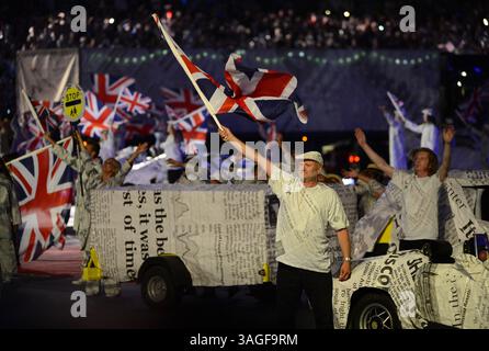12. August 2012 - London, GBR - Darsteller gehen im Olympiastadion in London, England, während der Abschlusszeremonie für die Olympischen Sommerspiele 2012 in London, Sonntag, 12. August 2012. (Kreditbild: © Chuck Myers/MCT/MCT/ZUMAPRESS.com) Stockfoto