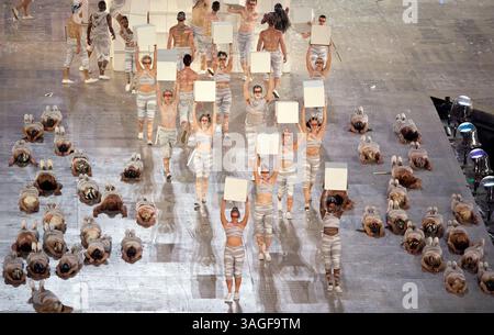 12. August 2012 - London, GBR - Darsteller füllten die Bühne während der Abschlusszeremonie im Olympiastadion während der Olympischen Sommerspiele 2012 in London, England, Sonntag, 12. August 2012. (Bild: © David Eulitt/Kansas City Star/MCT/ZUMAPRESS.com) Stockfoto