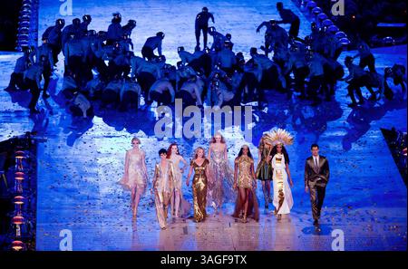 12. August 2012 – London, GBR – Models traten im Rahmen der Abschlusszeremonie im Olympiastadion während der Olympischen Sommerspiele 2012 in London, England, am Sonntag, 12. August 2012 auf. (Bild: © David Eulitt/Kansas City Star/MCT/ZUMAPRESS.com) Stockfoto