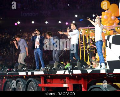 13. August 2012 - London, GBR - One Direction tritt im Olympiastadion in London, England auf, während der Abschlusszeremonie der Olympischen Sommerspiele 2012 in London, Sonntag, 12. August 2012. (Kreditbild: © Chuck Myers/MCT/MCT/ZUMAPRESS.com) Stockfoto