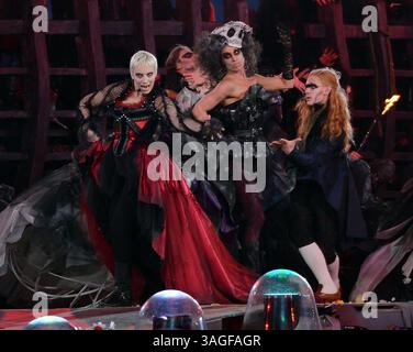 13. August 2012 - London, GBR - Annie Lennox tritt für Athleten im Olympiastadion in London auf, während der Abschlusszeremonie für die Olympischen Sommerspiele 2012 in London am Sonntag, 12. August 2012. (Kreditbild: © Chuck Myers/MCT/MCT/ZUMAPRESS.com) Stockfoto