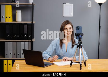 Videokonferenz Und Schulung. Klasse verschiedener Schüler, die per Fernzugriff online über die Web-App lernen. Lehrerin, die Unterricht mit Laptop, Aufnahme gibt Stockfoto