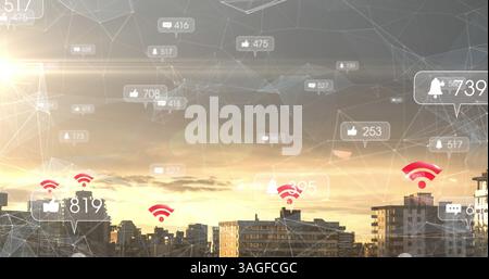 Bild: Symbole und Zahlen für WLAN und soziale Medien auf Bannern über der Stadt Stockfoto