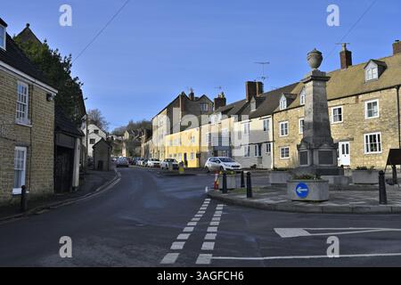 Altstadt Wotton-under-Edge, Gloucestershire, mit Gedenkstätte für den Ersten Weltkrieg in der Nähe des Stadtzentrums Stockfoto
