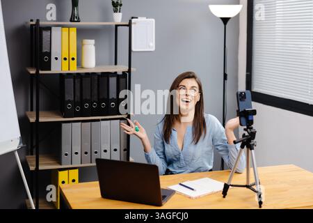 Videokonferenz Und Schulung. Klasse verschiedener Schüler, die per Fernzugriff online über die Web-App lernen. Lehrerin, die Unterricht mit Laptop, Aufnahme gibt Stockfoto