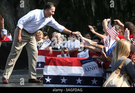13. August 2012 - Saint Augustine, FL, USA - der mutmaßliche republikanische Präsidentschaftskandidat Mitt Romney geht zurück auf die Bühne, um seine Anhänger zu begrüßen, nachdem er am Montag, den 13. August, eine Demonstration am Flagler College in St. Augustine, Florida gehalten hat. 2012. (Kreditbild: © Joe Burbank/Orlando Sentinel/MCT/ZUMAPRESS.com) Stockfoto
