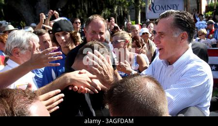 13. August 2012 - Saint Augustine, FL, USA - der mutmaßliche republikanische Präsidentschaftskandidat Mitt Romney begrüßt seine Anhänger, nachdem er während einer Kundgebung am Flagler College, in St. Augustine, Florida, am Montag, den 13. August eine Rede gehalten hat. 2012. (Kreditbild: © Joe Burbank/Orlando Sentinel/MCT/ZUMAPRESS.com) Stockfoto