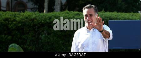 13. August 2012 - Saint Augustine, FL, USA - der mutmaßliche republikanische Präsidentschaftskandidat Mitt Romney winkt bei einer Kundgebung am Flagler College in St. Augustine, Florida, am Montag, den 13. August, zu seinen Anhängern. 2012. (Kreditbild: © Joe Burbank/Orlando Sentinel/MCT/ZUMAPRESS.com) Stockfoto