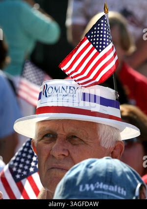13. August 2012 - Saint Augustine, FL, USA - Ein Unterstützer hört den mutmaßlichen republikanischen Präsidentschaftskandidaten Mitt Romney während einer Kundgebung am Flagler College in St. Augustine, Florida, am Montag, den 13. August. 2012. (Kreditbild: © Joe Burbank/Orlando Sentinel/MCT/ZUMAPRESS.com) Stockfoto