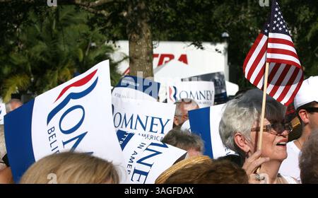 13. August 2012 - Saint Augustine, FL, USA - Unterstützer applaudieren den mutmaßlichen republikanischen Präsidentschaftskandidaten Mitt Romney während einer Kundgebung am Flagler College in St. Augustine, Florida, Montag, 13. August, 2012. (Kreditbild: © Joe Burbank/Orlando Sentinel/MCT/ZUMAPRESS.com) Stockfoto