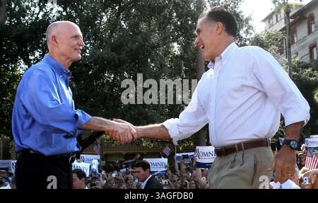 13. August 2012 - Saint Augustine, FL, USA - Florida Gouverneur Rick Scott begrüßt den mutmaßlichen republikanischen Präsidentschaftskandidaten Mitt Romney bei einer Kundgebung am Flagler College in St. Augustine, Florida, Montag, 13. August, 2012. (Kreditbild: © Joe Burbank/Orlando Sentinel/MCT/ZUMAPRESS.com) Stockfoto