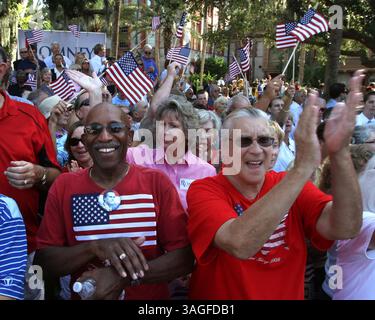 13. August 2012 - Saint Augustine, FL, USA - Unterstützer applaudieren den mutmaßlichen republikanischen Präsidentschaftskandidaten Mitt Romney während einer Kundgebung am Flagler College in St. Augustine, Florida, Montag, 13. August, 2012. (Kreditbild: © Joe Burbank/Orlando Sentinel/MCT/ZUMAPRESS.com) Stockfoto