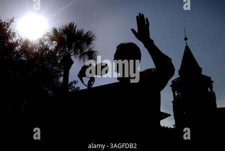 13. August 2012 - Saint Augustine, FL, USA - der mutmaßliche republikanische Präsidentschaftskandidat Mitt Romney hält während einer Kundgebung am Flagler College in St. Augustine, Florida, Montag, 13. August, 2012. (Kreditbild: © Joe Burbank/Orlando Sentinel/MCT/ZUMAPRESS.com) Stockfoto