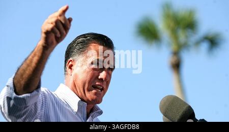 13. August 2012 - Saint Augustine, FL, USA - der mutmaßliche republikanische Präsidentschaftskandidat Mitt Romney hält während einer Kundgebung am Flagler College in St. Augustine, Florida, Montag, 13. August, 2012. (Kreditbild: © Joe Burbank/Orlando Sentinel/MCT/ZUMAPRESS.com) Stockfoto