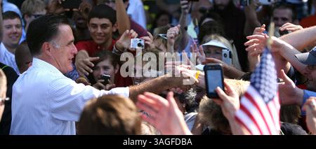 13. August 2012 - Saint Augustine, FL, USA - der mutmaßliche republikanische Präsidentschaftskandidat Mitt Romney begrüßt seine Anhänger bei einer Kundgebung am Flagler College in St. Augustine, Florida, Montag, 13. August, 2012. (Kreditbild: © Joe Burbank/Orlando Sentinel/MCT/ZUMAPRESS.com) Stockfoto