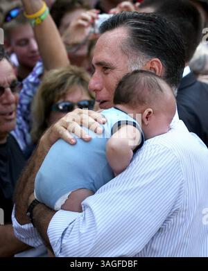 13. August 2012 - Saint Augustine, FL, USA - der mutmaßliche republikanische Präsidentschaftskandidat Mitt Romney holt einen jungen Fan bei einer Kundgebung am Flagler College in St. Augustine, Florida, am Montag, den 13. August, ab. 2012. (Kreditbild: © Joe Burbank/Orlando Sentinel/MCT/ZUMAPRESS.com) Stockfoto