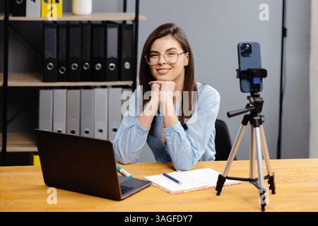 Videokonferenz Und Schulung. Klasse verschiedener Schüler, die per Fernzugriff online über die Web-App lernen. Lehrerin, die Unterricht mit Laptop, Aufnahme gibt Stockfoto