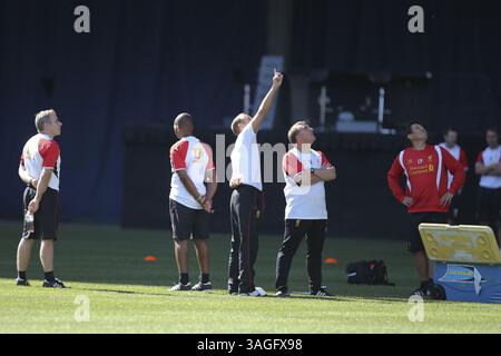20. Juli 2012: Toronto, Ontario, Kanada - der frisch GEBÜRTIGE Trainer des Toronto FC BRENDAN RODGERS (in weiß, Arme überkreuzt) und andere zeigen auf den CN Tower, der während des Trainings vor dem Freundschaftsspiel gegen LIVERPOOL FC im Rogers Centre in Toronto aus der Spitze des Stadions blickte. (Kreditbild: © Christopher Drost/SHIFT Digital/ZUMAPRESS.com) Stockfoto