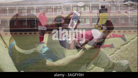Ein afroamerikanischer Mann hält ein Smartphone mit qr-Code auf dem Bildschirm gegen männliche Spieler, die Rugby spielen Stockfoto