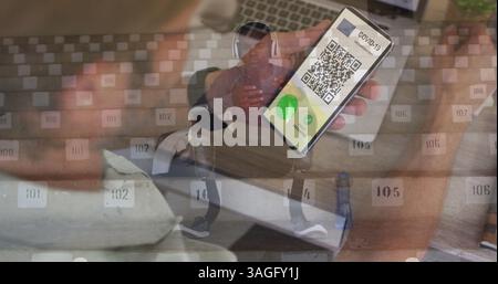 Mann, der ein Smartphone mit qr-Code auf dem Bildschirm hält, gegen Mann mit Prothetik-Beinen mit Smartphone Stockfoto