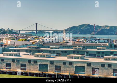 Blick über den Kreuzfahrtanleger in Richtung Golden Gate Bridge in San Francisco im frühen Frühling Stockfoto