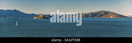 Ein Panoramablick über die Bucht und die Insel Alcatraz vom Kreuzfahrtanleger in San Francisco im frühen Frühling Stockfoto