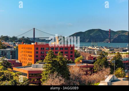 Blick vom Kreuzfahrtanleger auf die Golden Gate Bridge in San Francisco im frühen Frühling Stockfoto