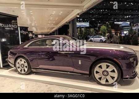 New York City, USA - 27. März 2024: Rollt Royce Spectre Luxusauto auf der New York International Auto Show, Seitenansicht Stockfoto