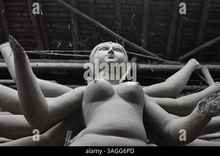 Tonidol der Göttin Durga in einer traditionellen Handwerkstatt in Kumartuli, Kalkutta, Indien. Stockfoto