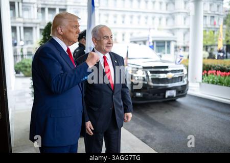 7. April 2025, Washington, District of Columbia, USA: Präsident Donald Trump begrüßt den israelischen Premierminister Benjamin Netanjahu am Montag, 7. April 2025, in der Lobby des Westflügels des Weißen Hauses. NUR REDAKTIONELLE VERWENDUNG! Nicht für kommerzielle ZWECKE! Stockfoto