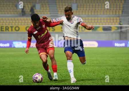 Kathmandu, Bagmati, Nepal. April 2025. MANISH DANGI von BUTWAL LUMBINI FC (braun) dribbelt beim Trikot von KULDIP KARKI aus KATHMANDU RAYZRS FC (weiß) während des Spiels der Nepal Super League 2025 im Dasarath Rangasala Stadium in Kathmandu. Quelle: Safal Prakash Shrestha/ZUMA Press Wire/ZUMA Wire/Alamy Live News Stockfoto