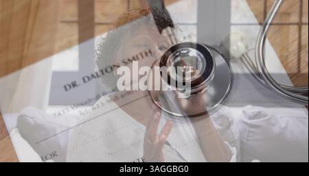 Bild des Stethoskops und ärztliche Bescheinigung über Seniorin, die auf dem Smartphone spricht Stockfoto