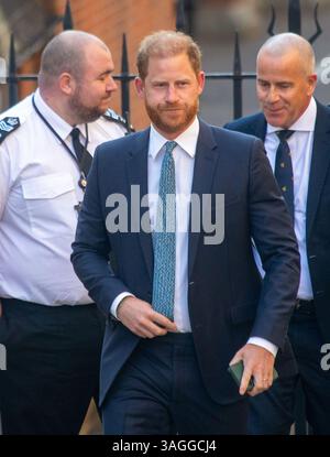 London, England, Großbritannien. April 2025. Der Duke of Sussex HARRY trifft bei den Royal Courts of Justice in London ein, um seine Berufung gegen ein Urteil des High Court über seine Klage gegen das Innenministerium wegen des Sicherheitsniveaus einzuleiten, das er während seines Aufenthalts im Vereinigten Königreich erhält. (Kreditbild: © Tayfun Salci/ZUMA Press Wire) NUR REDAKTIONELLE VERWENDUNG! Nicht für kommerzielle ZWECKE! Stockfoto