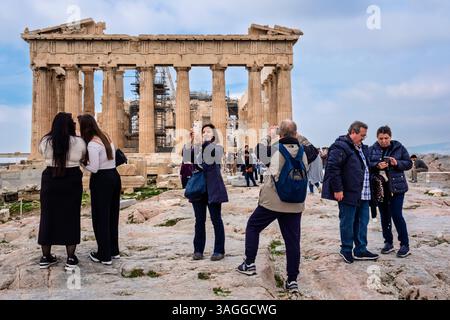 Touristen fotografieren im Parthenon, Athen, Griechenland Stockfoto