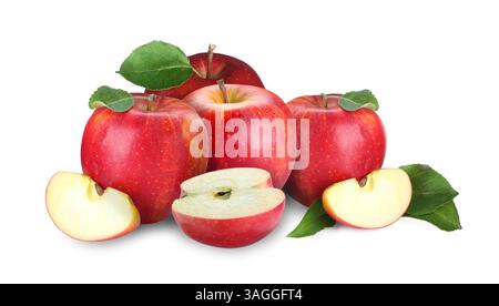 Frische saftige rote Äpfel isoliert auf weiß. Ganz und in Scheiben geschnitten Stockfoto
