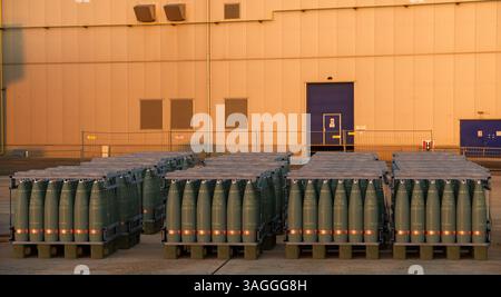 Paletten mit 155-mm-Artilleriemunition auf dem Hof einer Rüstungsfabrik Stockfoto