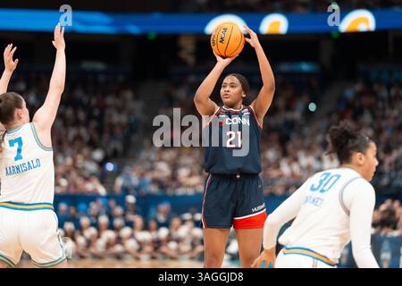 UConn Huskies-Stürmer Sarah Strong (21) schießt in der Finalrunde des NCAA-Turniers der Frauen 2025 gegen Elina Aarnisalo (7) der UCLA Bruins-Garde Elina Aarnisalo (7) Stockfoto