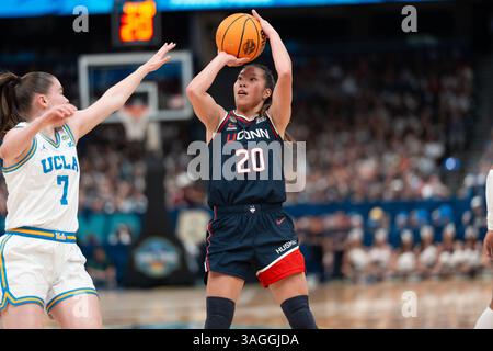 Kaitlyn Chen (20) der UConn-Huskies-Gardigerin Kaitlyn Chen (20) schießt während der Finalrunde des NCAA-Turniers 2025 auf Elina Aarnisalo (7) der UCLA Bruins Stockfoto